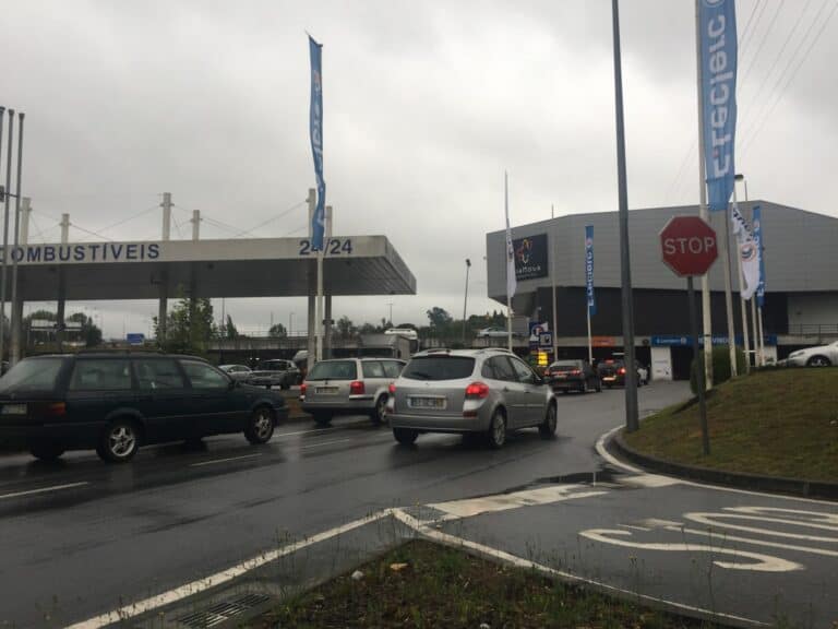 Preço dos combustíveis baixa 4 cêntimos 2ª feira