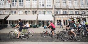 Cycle Chic convida cidadãos a pedalar em roupas casuais