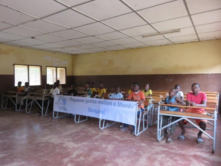 Associação Sopro equipa sala da aula em Moçambique
