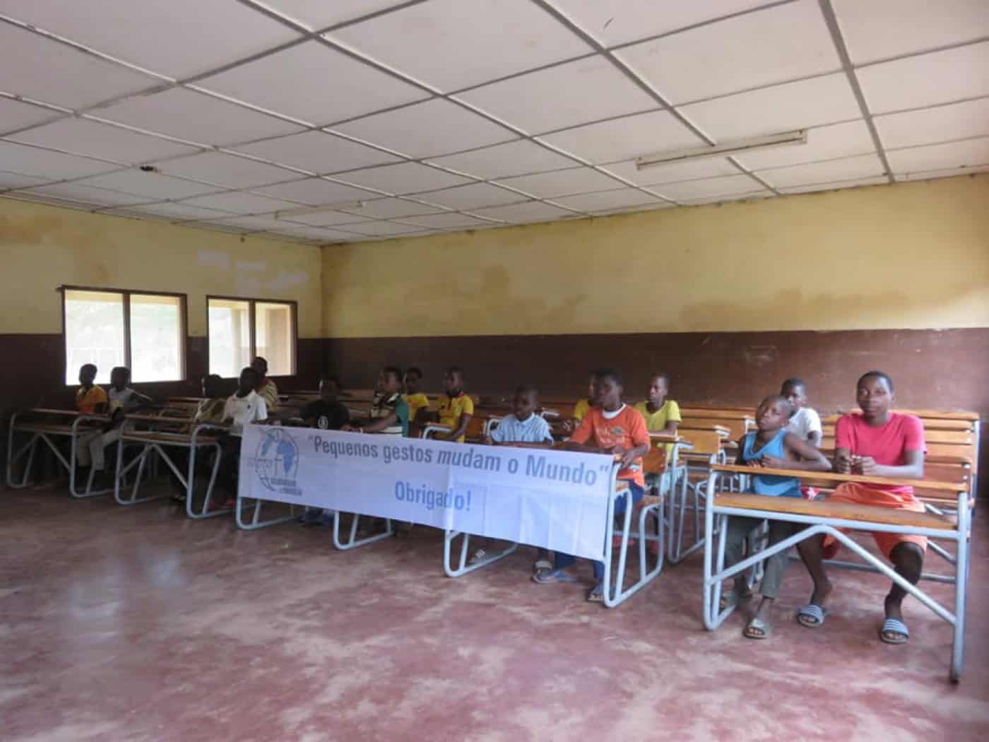 Associação Sopro equipa sala da aula em Moçambique