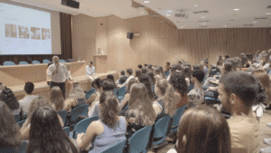 AAUM prepara estudantes mais velhos para receber os novos alunos