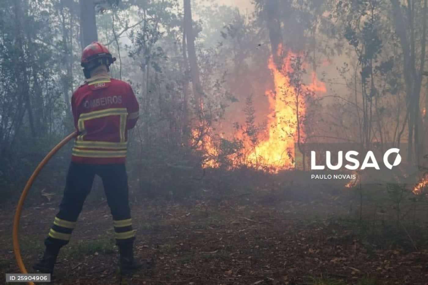 Mais de cem bombeiros e 4 meios aéreos combatem fogo em Mondim