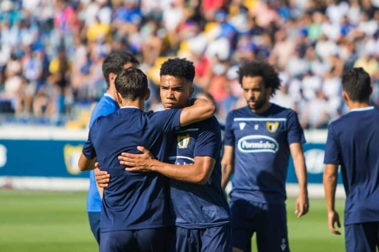 Primeiro e último classificado da Liga encontram-se em Famalicão