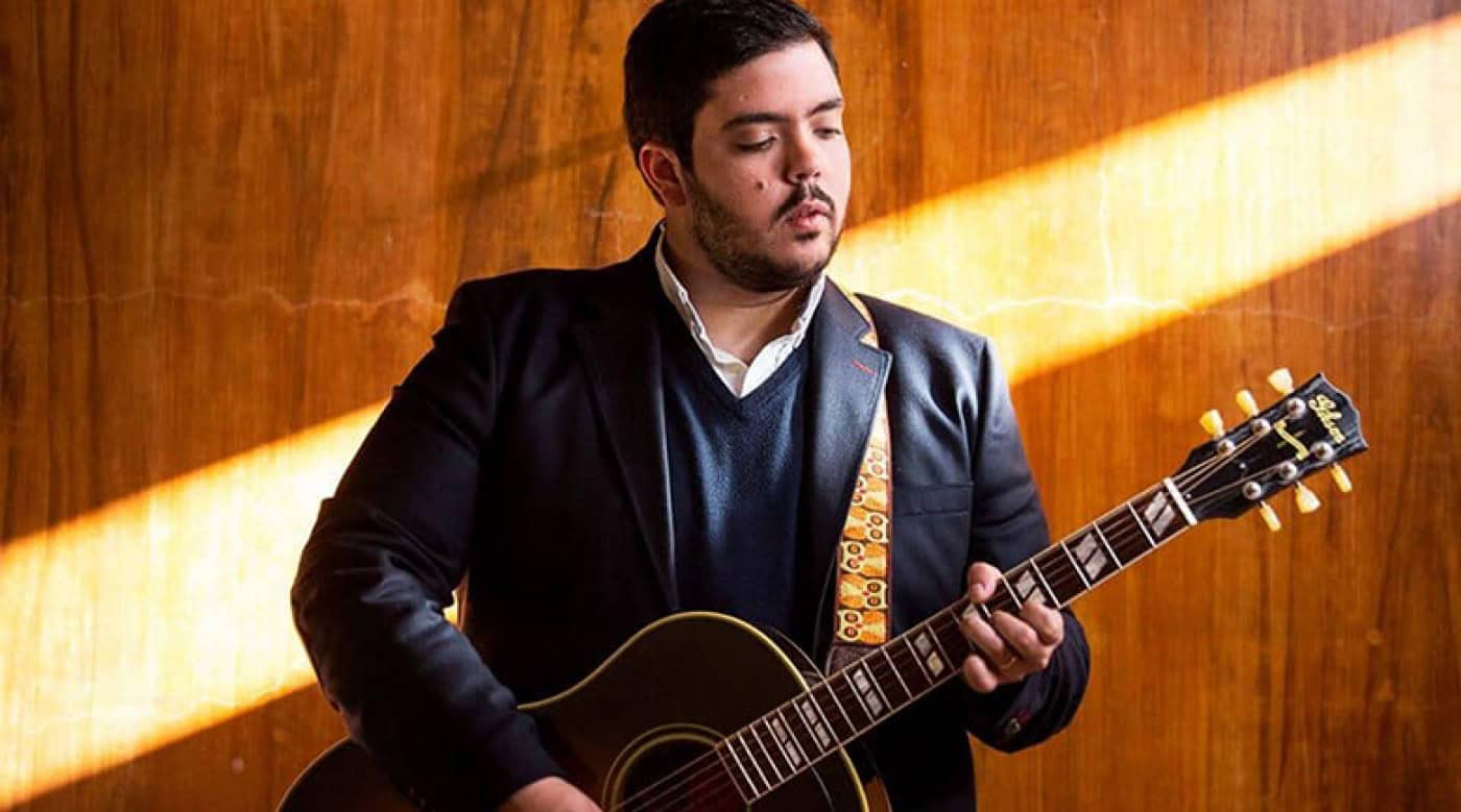 João Só celebra 10 anos de carreira em Braga: "Espectáculo é entre concerto e peça de teatro"