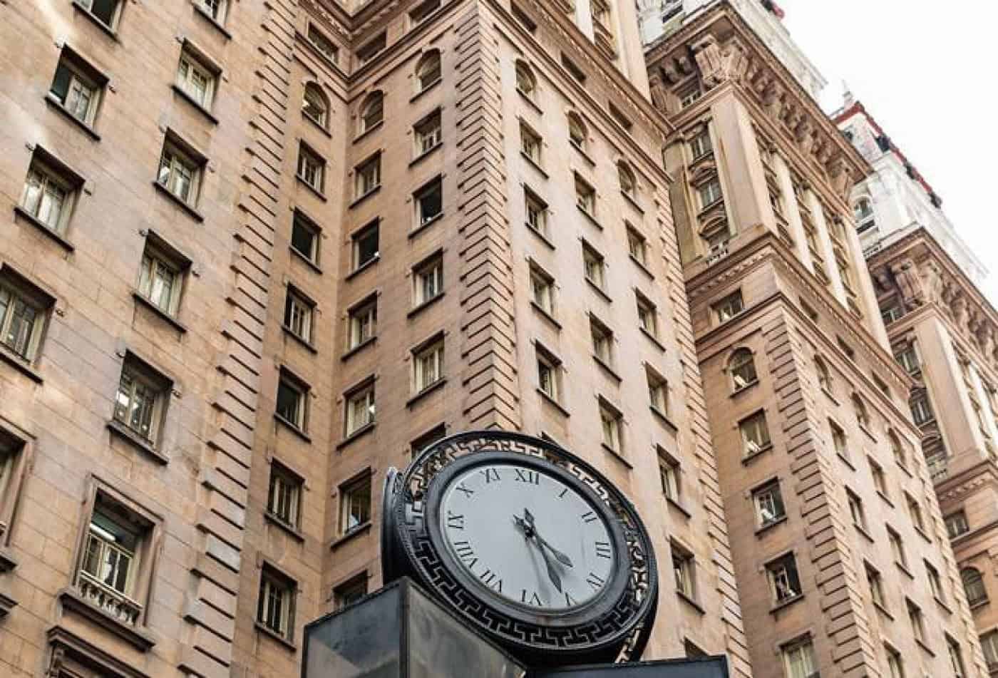 Relógios atrasam uma hora na madrugada de domingo