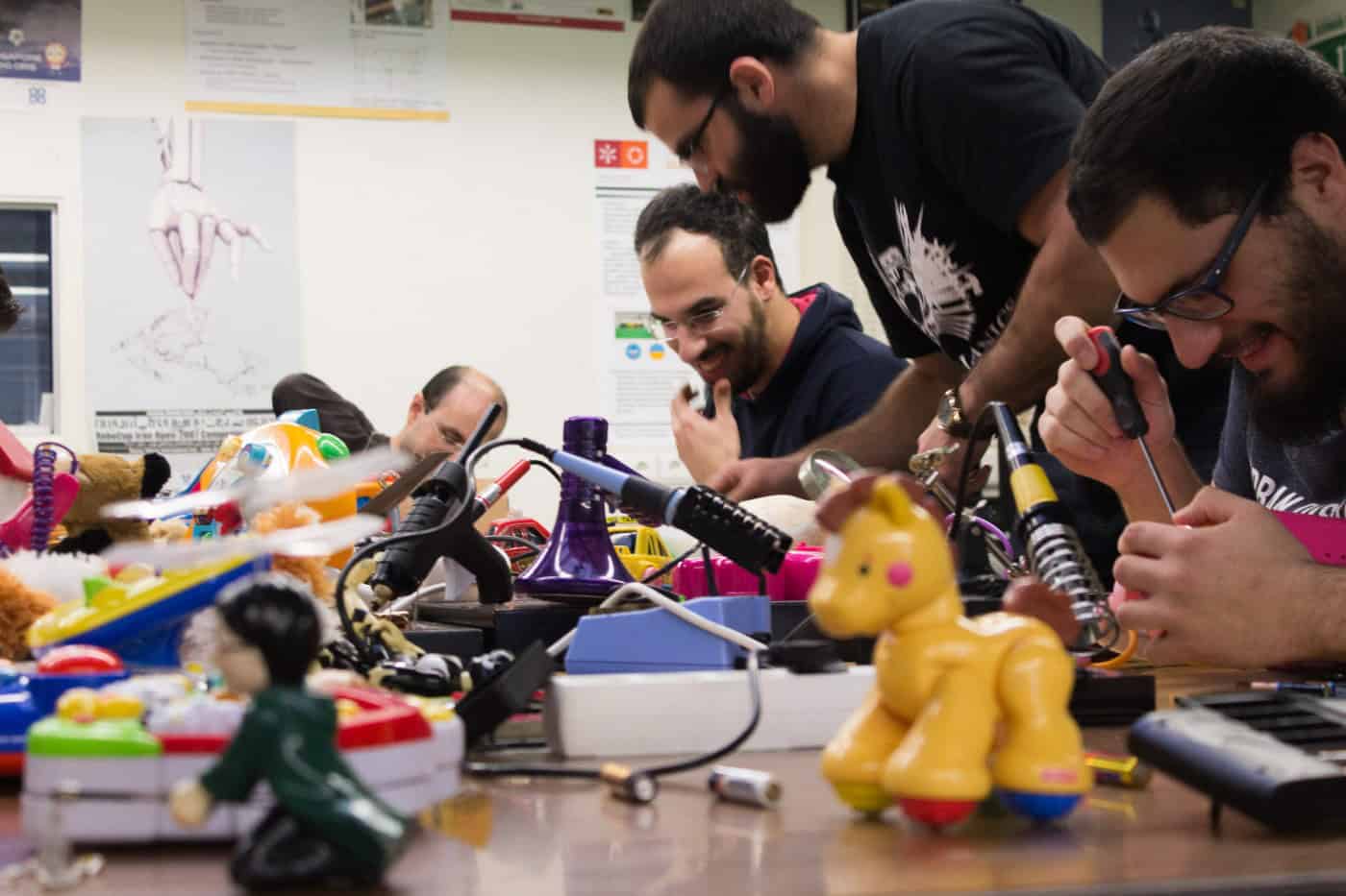 Alunos de Electrónica adaptam brinquedos para crianças com paralisia