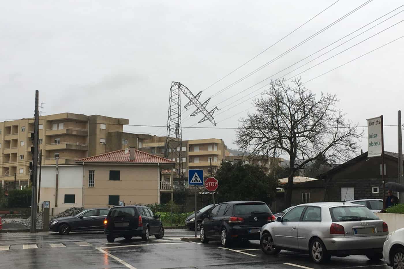 Vento dobrou oito postes em Famalicão