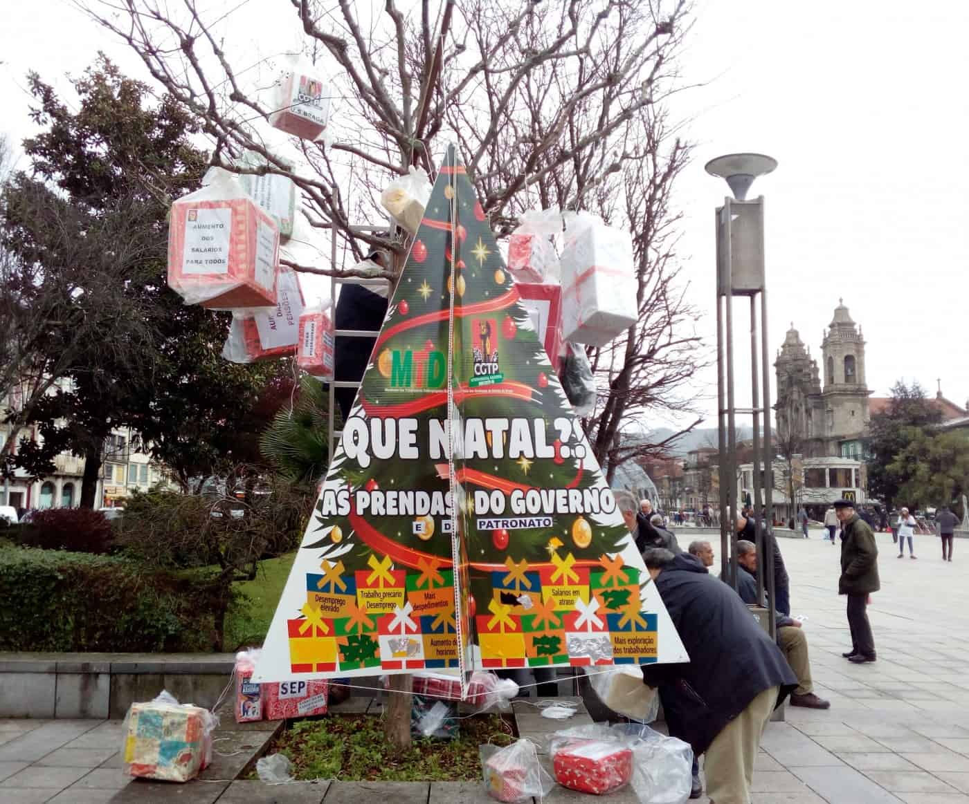 USB monta pinheiro de Natal que expõe reivindicações dos trabalhadores