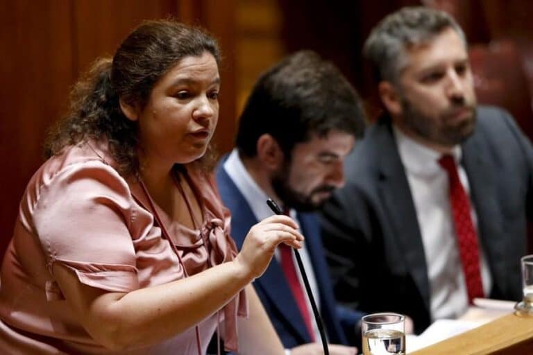 Secretária de Estado questiona limitação de vagas