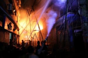 Pelo menos 67 mortos em incêndio num prédio no Bangladesh