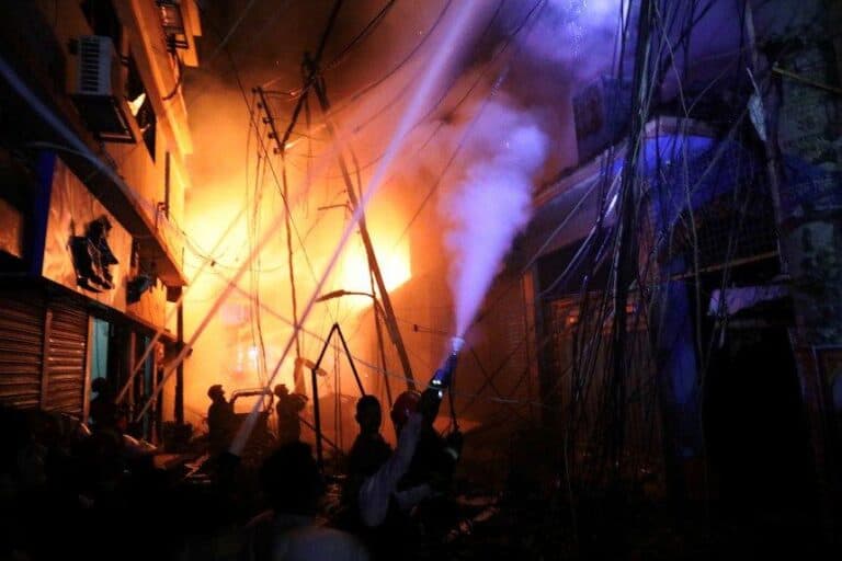 Pelo menos 67 mortos em incêndio num prédio no Bangladesh