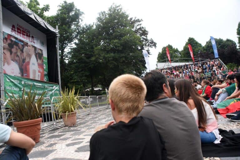 Braga de olhos postos no ecrã gigante para ver o Mundial