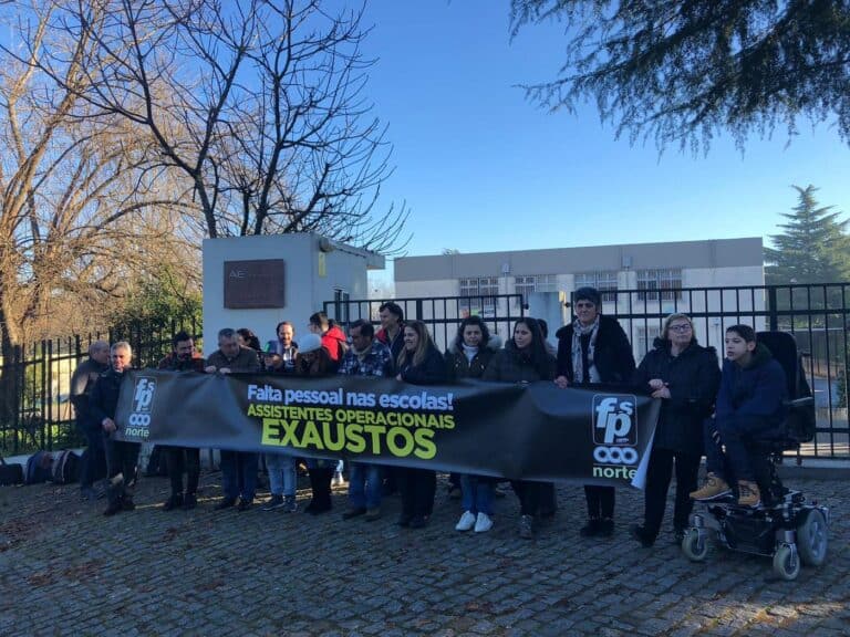 Funcionários da escola de Maximinos em protesto