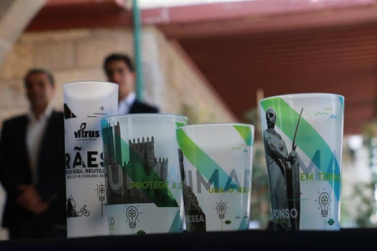 Guimarães implementa copos reutilizáveis no centro da cidade