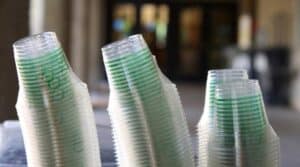 UMinho desafiada a acabar com plástico descartável nos bares