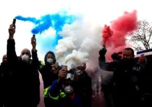 França suspende subida de imposto sobre combustíveis