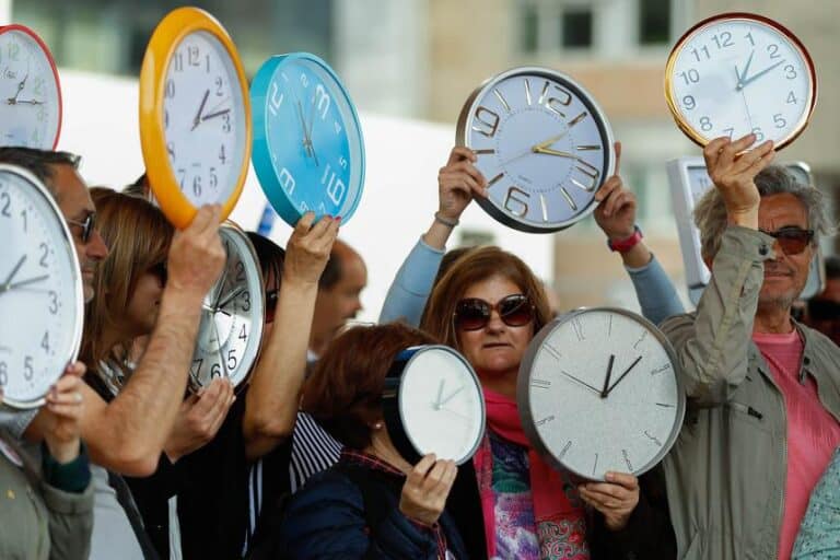 Professores assistem na AR ao debate sobre tempo de serviço