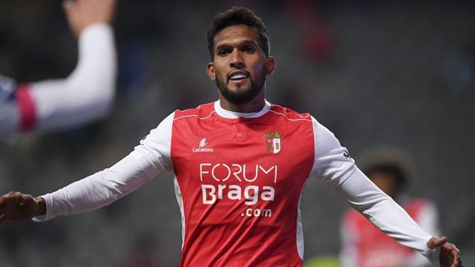 SCB segura Dyego Sousa e liberta Loum