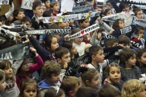 “Eu sei que é lindo”. Mini-claque canta para Pedrão e Wakaso