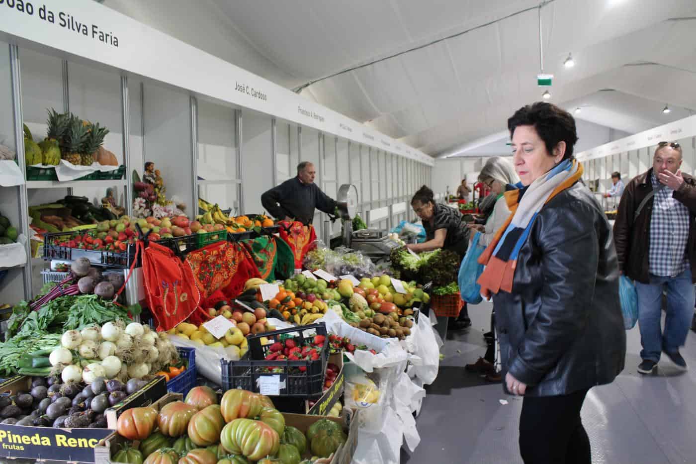Comerciantes e clientes satisfeitos com Mercado temporário