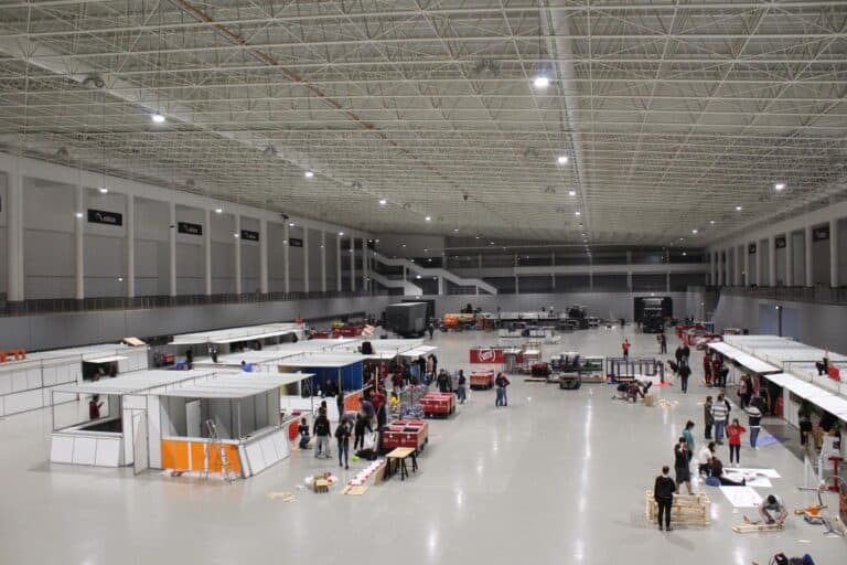 Ronaldo, Tinder e combustíveis marcam "compromisso" da gata