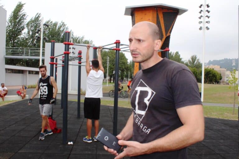 Praticantes de Street Workout reprovam parque da Rodovia