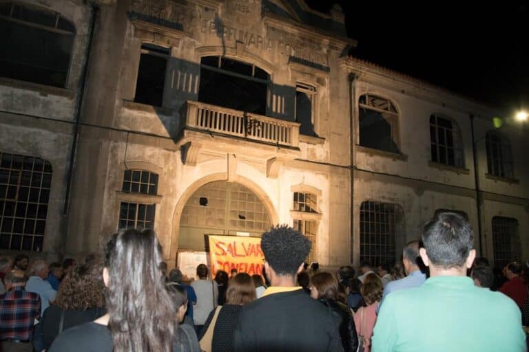 Uma centena manifestou-se pela defesa da Confiança