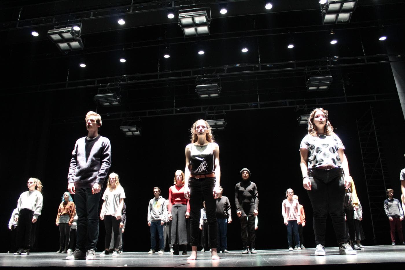 40 intérpretes dançam e cantam no "Humanário" de Rui Horta