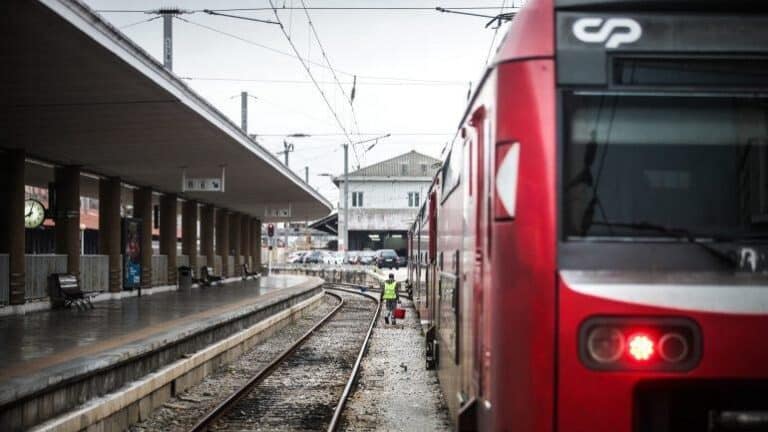 Circulação de comboios com fortes perturbações até 3ª feira