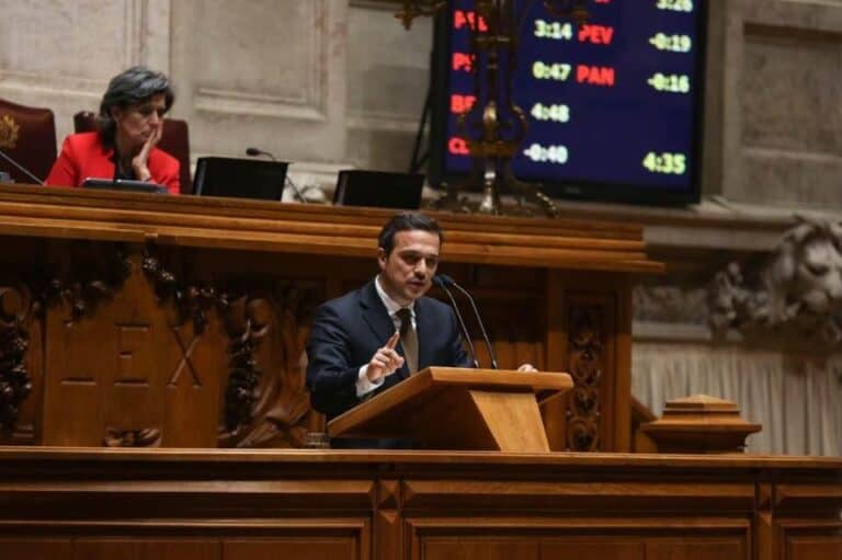 Bracarense Hugo Pires substitui Helena Roseta