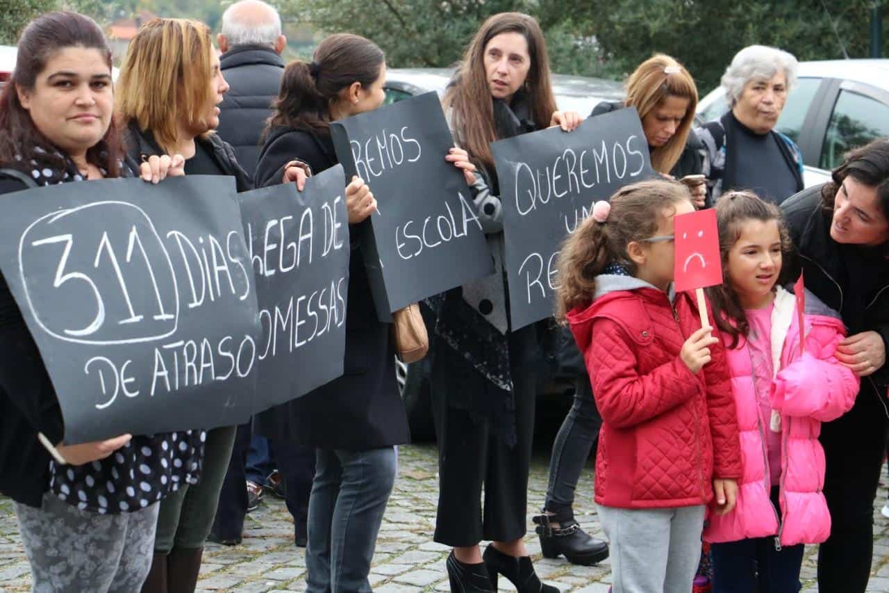 Pais fecham Escola Básica de Esporões