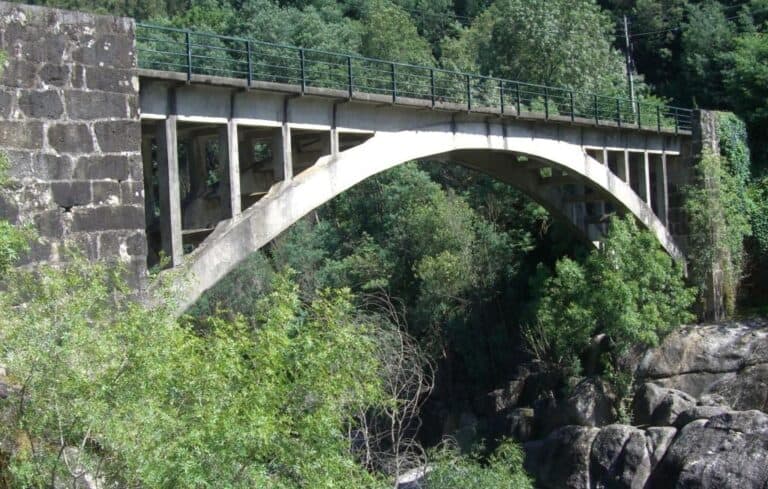 Ponte da Parada mostra que o país está por arames - CDS