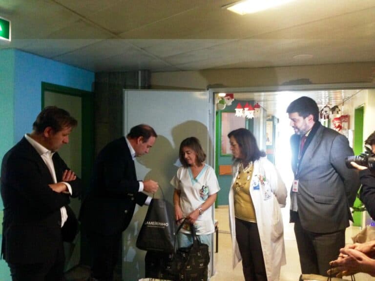 Vitória SC visita pediatria do Hosp. de Guimarães