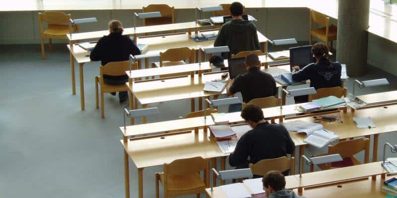 Milhares de alunos têm de comprovar alojamento