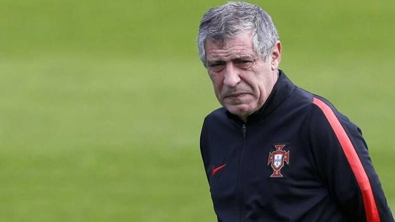 Fernando Santos observa portugueses em campo na Pedreira