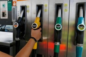 Combustíveis descem, mas pouco. Preço em mínimos do ano