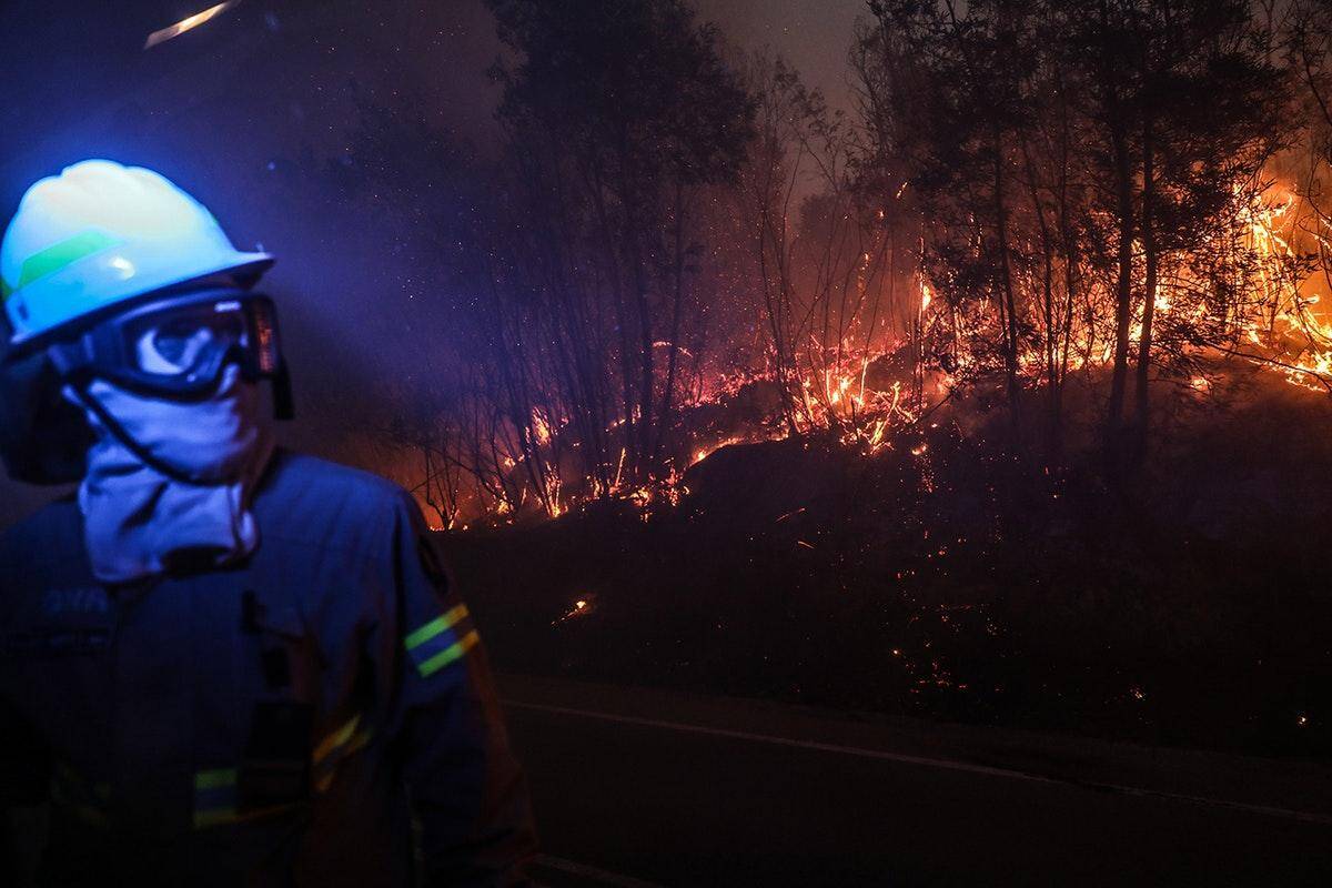 Mais de 100 operacionais combatem incêndio em Guimarães