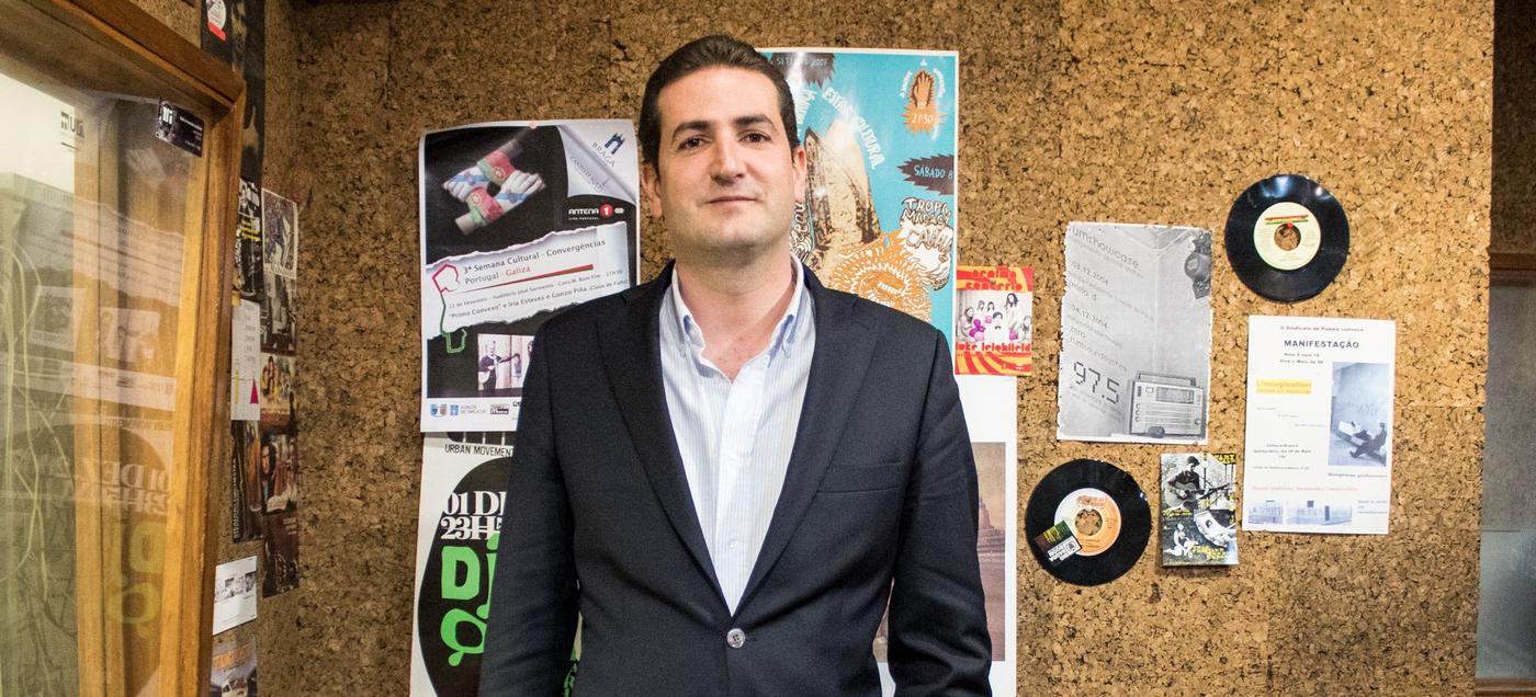 "Carlos Almeida tem desaparecido do combate político"